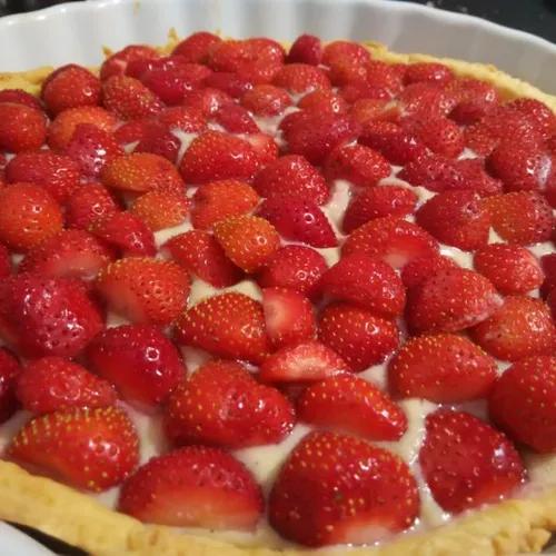 191371624_tarte-aux-fraises-sur-sa-creme-vanillee