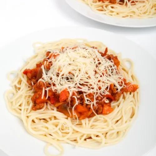 192012112_spaghetti-a-la-sauce-bolognaise-aux-legumes-frais