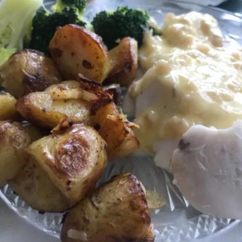 192751244_sandre-frais-au-beurre-blanc-accompagne-de-pommes-de-terre-et-brocolis