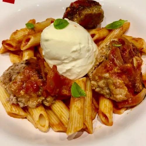 20249158-pasta-tomates-basilic-accompagne-de-boulettes