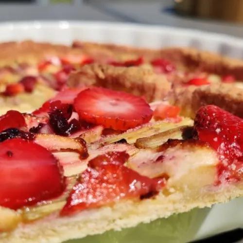 20791459-tarte-aux-fraises-et-a-la-rhubarbe-sans-creme
