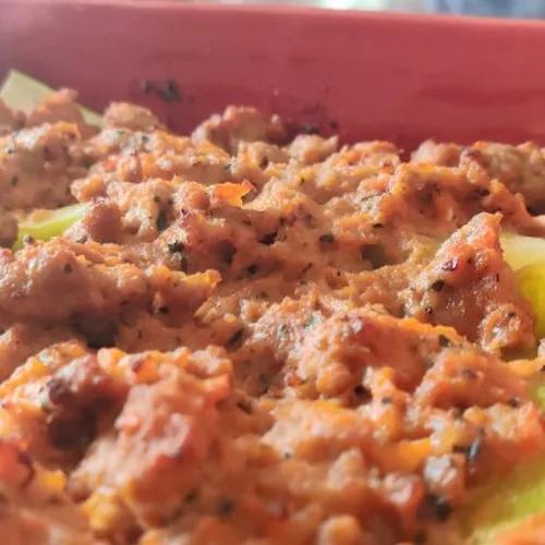 20791459_courgettes-farcies-au-four-accompagnees-de-riz