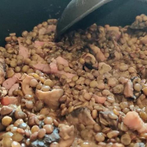 20791459_lentilles-aux-lardons-et-champignons-de-paris