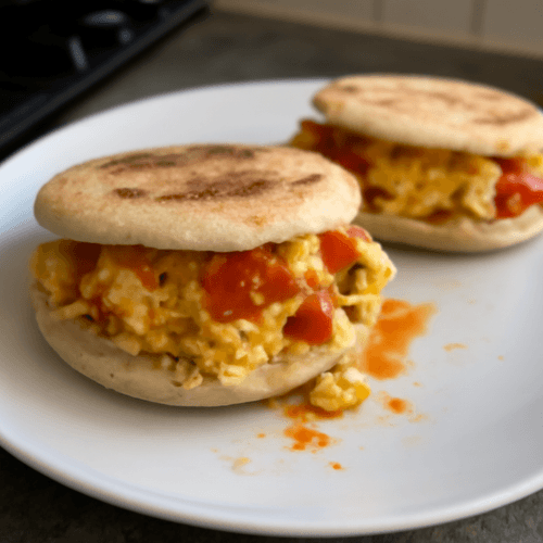 2517580-arepas-aux-oeufs-brouilles-du-pays-andin