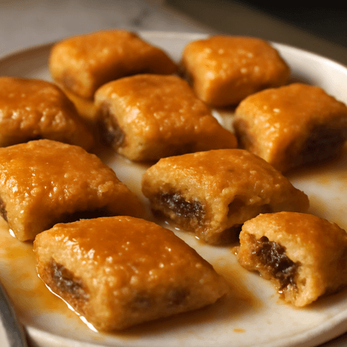 25215140-makroud-dessert-tunisien-au-semoule-et-dattes