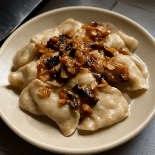 258780-varenyky-aux-champignons-sauvages-et-oignons-caramelises