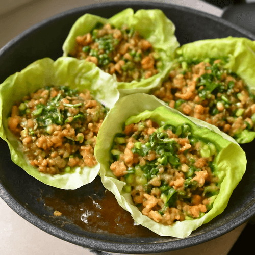 paniers-de-laitue-au-poulet-epice-du-nord-de-la-thailande