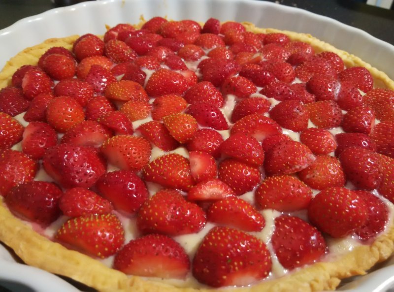 191371624_tarte-aux-fraises-sur-sa-creme-vanillee