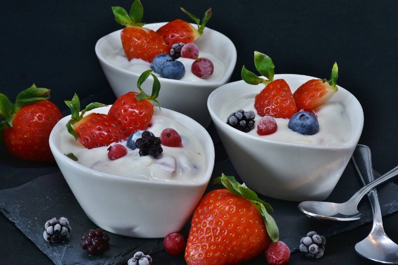 19261341_dessert-gourmand-au-fromage-blanc-et-fruits-rouges