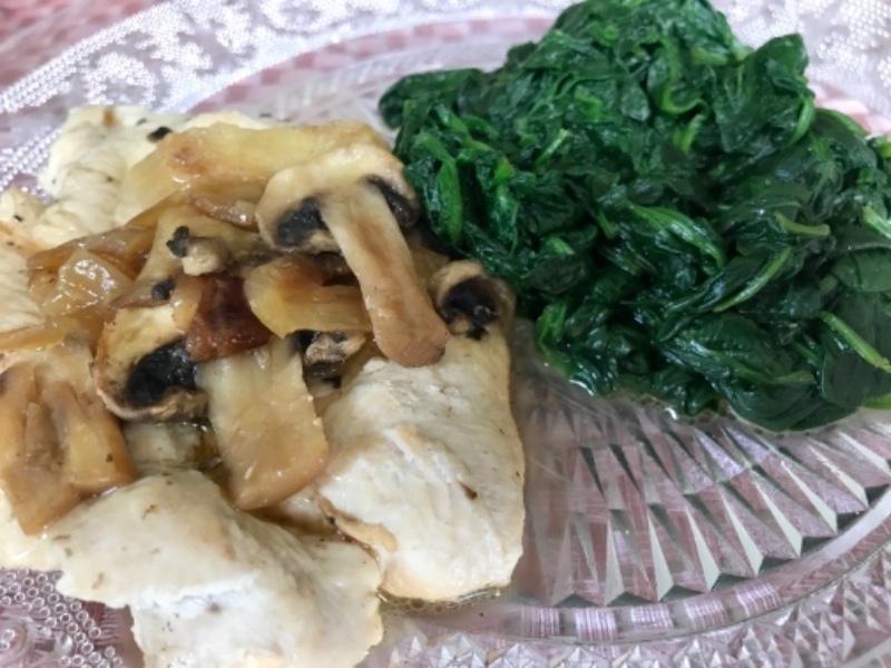 192652133_epinards-accompagnes-d-un-filet-de-dinde-aux-champignons