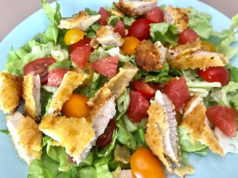 192761336_salade-de-crudites-et-poulet-pane
