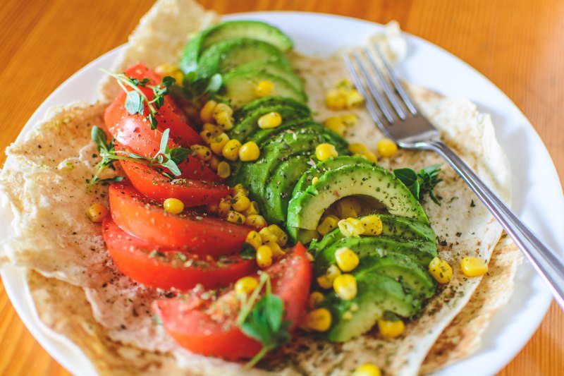 19461539_wrap-de-tomate-et-avocat-rapide-a-faire