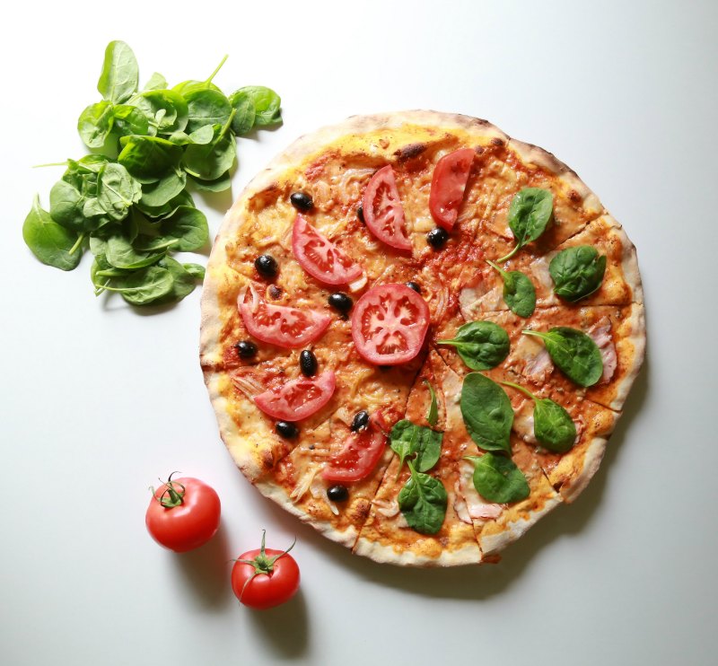 19562116_pizza-simple-aux-tomates-et-olives-noires
