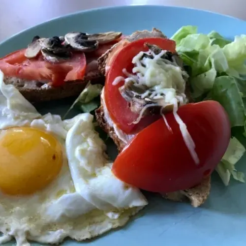 Bruschetta au bacon, tomates et champignons accompagné d’un oeuf recipe