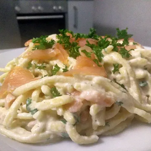 Pâtes au saumon fumé et à la crème recipe