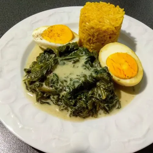 Épinards frais aux oeufs et son riz à l'indienne recipe