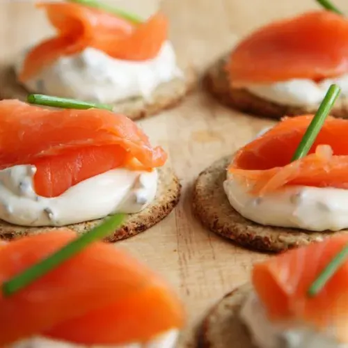 Toasts de saumon et crème fraiche ciboulette recipe