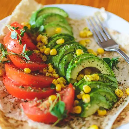 Wrap de tomate et avocat rapide à faire