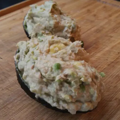 Avocats citronnés au thon recipe