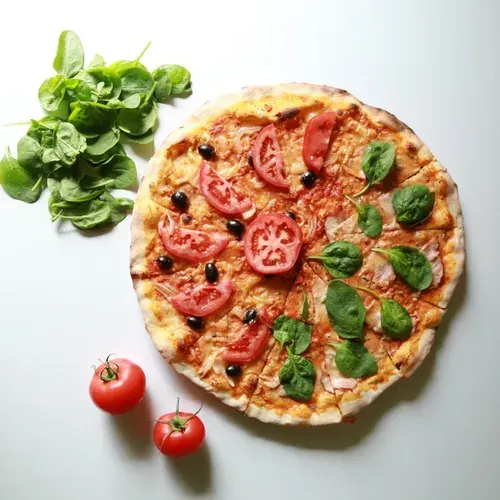 Pizza simple aux tomates et olives noires