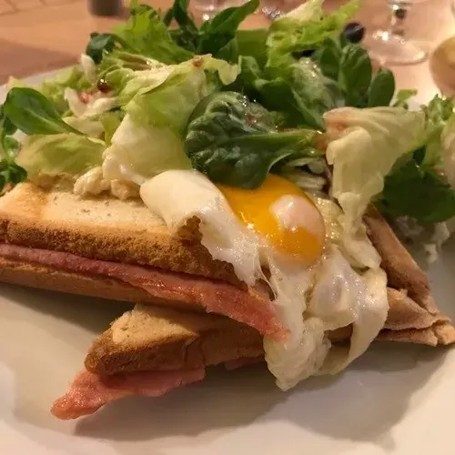 Croque monsieur accompagné de son oeuf