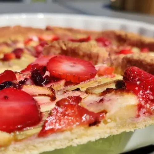 Tarte aux fraises et à la rhubarbe sans crème recipe