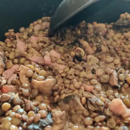 Lentilles aux lardons et champignons de paris