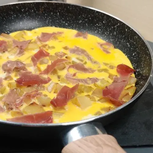 Omelette aux pommes de terre et jambon